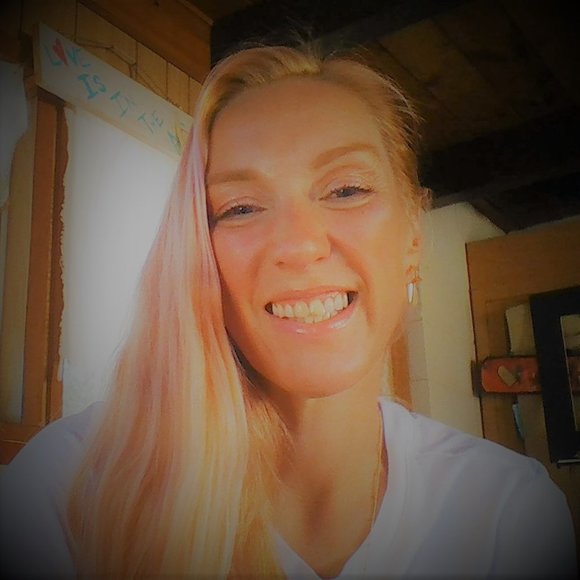 Meet your Posher, Alyssa - Picture 2 of 5